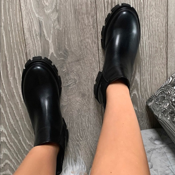 BRAND NEW SUPER CUTE LUG CHUNKY BOOTS! - Picture 1 of 3